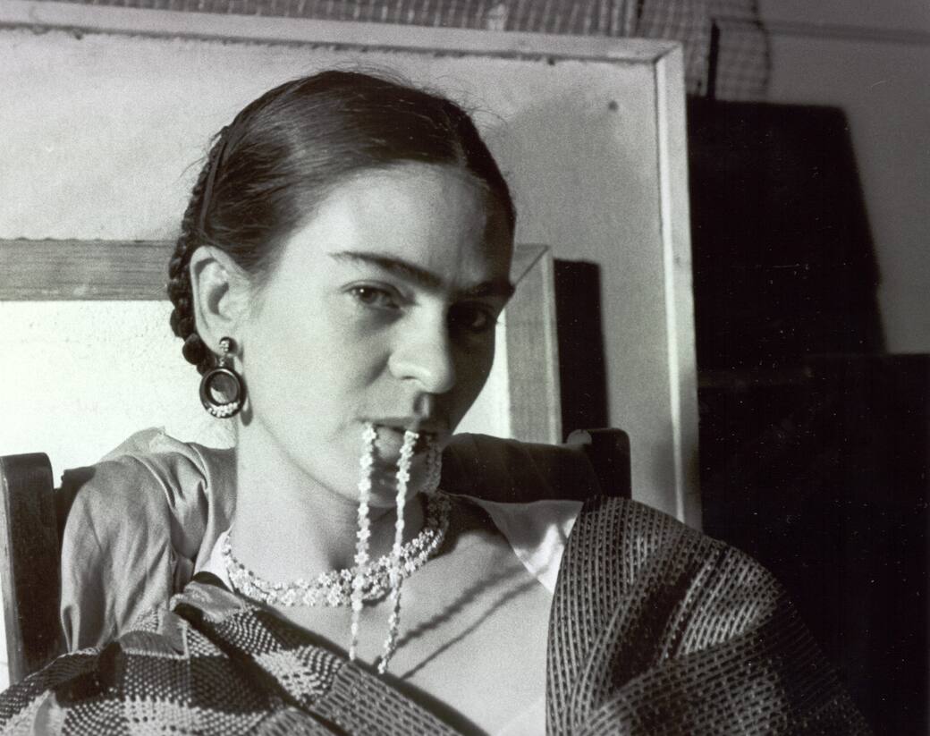Lucienne Bloch, Frida Biting Her Necklace, New Workers School, NY 1933. © Lucienne Bloch