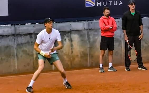 https://static.sky.it/editorialimages/ff57d3f77f32536661bcb5aa54c15c79baf07c00/skysport/it/tennis/video/2025/05/07/sinner-internazionali-roma-allenamento-fritz-video/screen_sinner_allenamento_ok.jpg?im=Resize,width=565