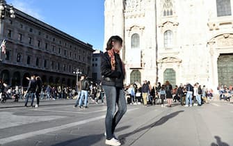ragazza ascolta musica con le cuffie a milano