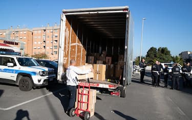 Uomini della Polizia di Stato e della Polizia di Roma Capitale effettuano le operazioni di sgombero di alcuni immobili Ater ad Ostia occupati abusivamente da appartenenti alla famiglia Spada, Roma, 18 ottobre 2022. ANSA/EMANUELE VALERI