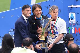MILAN, ITALY - MAY 23: Javier Zanetti ( FC Internazionale Vice Chairman ), Antonio Conte ( FC Internazionale Head coach ) and Gabriele Oriali ( FC Internazionale First Team Technical Manager ) pose with the Scudetto trophy following the Serie A match between FC Internazionale Milano and Udinese Calcio at Stadio Giuseppe Meazza on May 23, 2021 in Milan, Italy. Sporting stadiums around Italy remain under strict restrictions due to the Coronavirus Pandemic as Government social distancing laws prohibit fans inside venues resulting in games being played behind closed doors (Photo by Jonathan Moscrop/Getty Images)