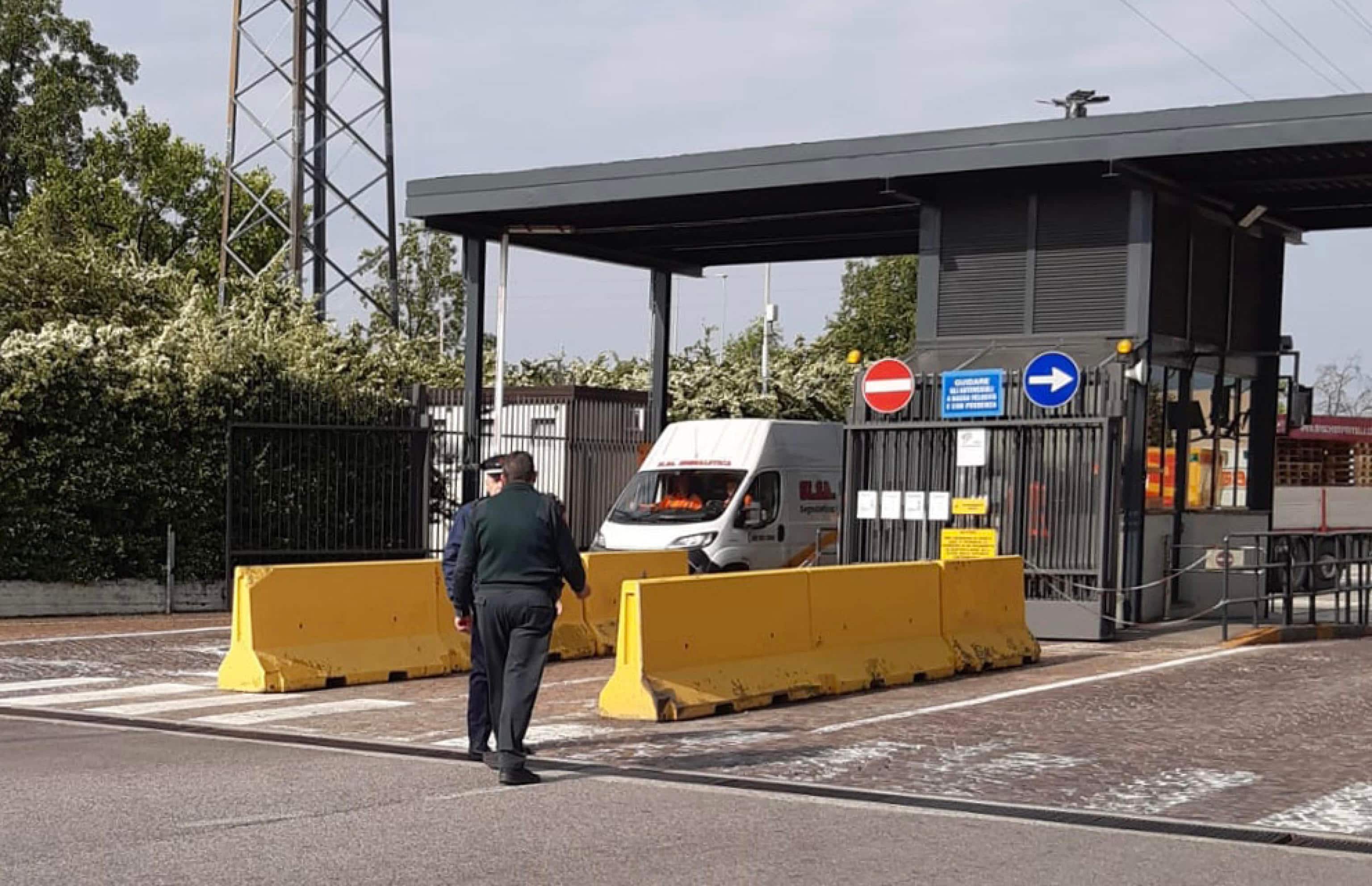 Carabinieri e Polizia Locale davanti allo stabilimento Esselunga dove stamattina un uomo è deceduto in un incidente sul lavoro per lo schiacciamento da parte di un camion in via Giambologna a Pioltello, 28 Aprile 2023. ANSA/ANDREA CANALI