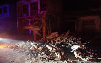 epa11036661 A view of houses damaged by earthquake at Chenjia Village in Jishishan Bao'an, Dongxiang, Sala Autonomous County, Linxia Hui Autonomous Prefecture, Gansu Province, China, 19 December 2023. The 6.2-magnitude earthquake that jolted an ethnic county in northwest China's Gansu Province midnight Monday has killed 111 people in Gansu and neighboring Qinghai Province, according to local earthquake relief headquarters. The provincial fire and rescue department has sent 580 rescuers aided with 88 fire engines, 12 search and rescue dogs, more than 10,000 sets of equipment to the disaster area. The United States Geological Survey (USGS) listed an alternate reading of 5.9 magnitude for the earthquake.  EPA/XINHUA / Ma Xiping CHINA OUT / UK AND IRELAND OUT  /       MANDATORY CREDIT  EDITORIAL USE ONLY  EDITORIAL USE ONLY