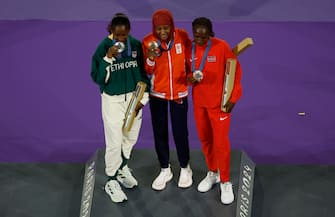 epa11546024 (L-R) Silver medalist Tigst Assefa of Ethiopia, gold medalist Sifan Hassan of the Netherlands and bronze medalist Hellen Obiri of Kenya pose during the medal ceremony for the Women's Marathon during the Closing Ceremony of the Paris 2024 Olympic Games at the Stade de France Stadium in Paris, France, 11 August 2024.  EPA/MAST IRHAM