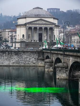Gli attivisti di Extinction Rebellion colorano le acque del fiume Po con vernice contro i cambiamenti climatici. Torino 09 dicembre 2023 ANSA/TINO ROMANO
