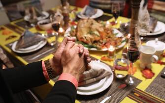 Una tavola imbandita per il Giorno del Ringraziamento