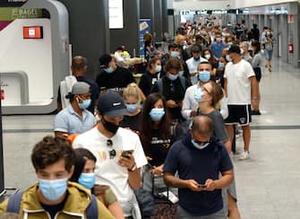 Milano, aeroporto di Malpensa, code presso la Testing area - zona tamponi per covid 19 per i passeeggeri provenienti dai paesi a rischio