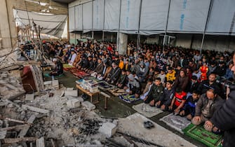 KHAN YUNIS, GAZA - MARCH 30: Palestinians in Khan Yunis, Gaza, perform the Eid al-Fitr prayer at the Al-Albani Mosque, on March 30, 2025. The Eid prayer was performed among the rubble of the mosque, which was destroyed in Israeli attacks. (Photo by Abed Rahim Khatib/Anadolu via Getty Images)