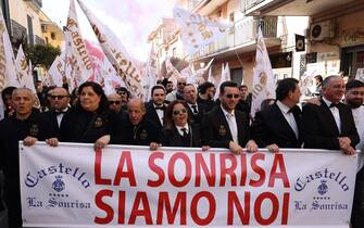 Sant'Antonio Abate - 300 dipendenti del Grand hotel la Sonrisa -  "il cosidetto CASTELLO DELLE CERIMONIE" -confiscato e affidato al patrimonio immobile del Comune, per lottizzazione abusiva, hanno marciato insieme fino al Municipio di Sant'Antonio Abate (Sant'Antonio Abate - 2024-02-22, Felice De Martino) p.s. la foto e' utilizzabile nel rispetto del contesto in cui e' stata scattata, e senza intento diffamatorio del decoro delle persone rappresentate