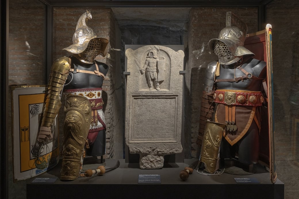 Gladiatori_Mostra_Colosseo_Armatura_completa_di_Murmillo_stele_funeraria_Armatura_competa_di_Thraex_©_Parco_archeologico_del_Colosseo.jpeg