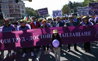 epa10601632 Supporters of the Confederation of Independent Trade Unions hold up a banner reading 'Basic work - decent pay' as they mark International Workers' Day in Sofia, Bulgaria, 01 May 2023. International Workers' Day is an annual holiday that takes place on 01 May and celebrates workers, their rights, achievements and contributions to society.  EPA/VASSIL DONEV