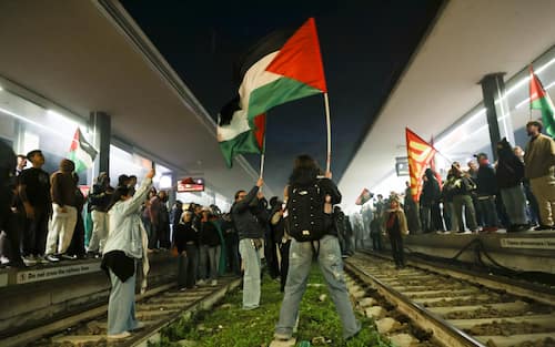 Un gruppo di manifestanti occupa la stazione di Brescia durante il corteo pro Pal che era iniziato nel centro città, 2 ottobre 2025 ANSA / Filippo Venezia