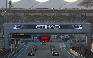 YAS MARINA CIRCUIT, UNITED ARAB EMIRATES - NOVEMBER 26: Max Verstappen, Red Bull Racing RB19, and Charles Leclerc, Ferrari SF-23, prepare to lead the field away for the start during the Abu Dhabi GP at Yas Marina Circuit on Sunday November 26, 2023 in Abu Dhabi, United Arab Emirates. (Photo by Zak Mauger / LAT Images)