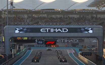 YAS MARINA CIRCUIT, UNITED ARAB EMIRATES - NOVEMBER 26: Max Verstappen, Red Bull Racing RB19, and Charles Leclerc, Ferrari SF-23, prepare to lead the field away for the start during the Abu Dhabi GP at Yas Marina Circuit on Sunday November 26, 2023 in Abu Dhabi, United Arab Emirates. (Photo by Zak Mauger / LAT Images)