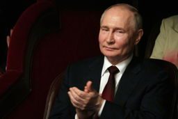 Russia, Putin: "Si valuta possibile revisione dottrina nucleare"