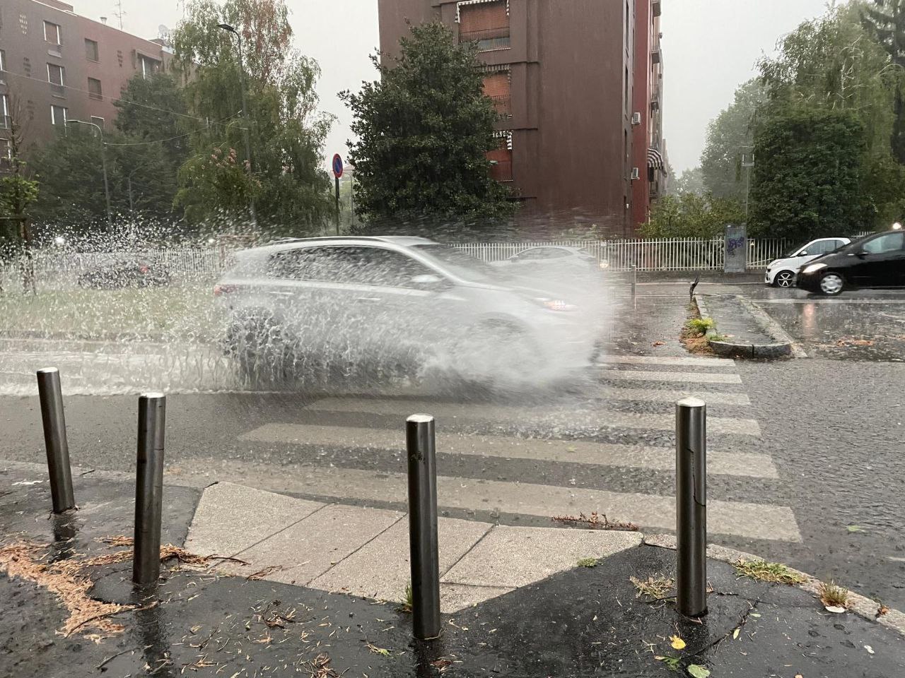 Diluvio e strade allagate nella zona di Lorenteggio, a Milano