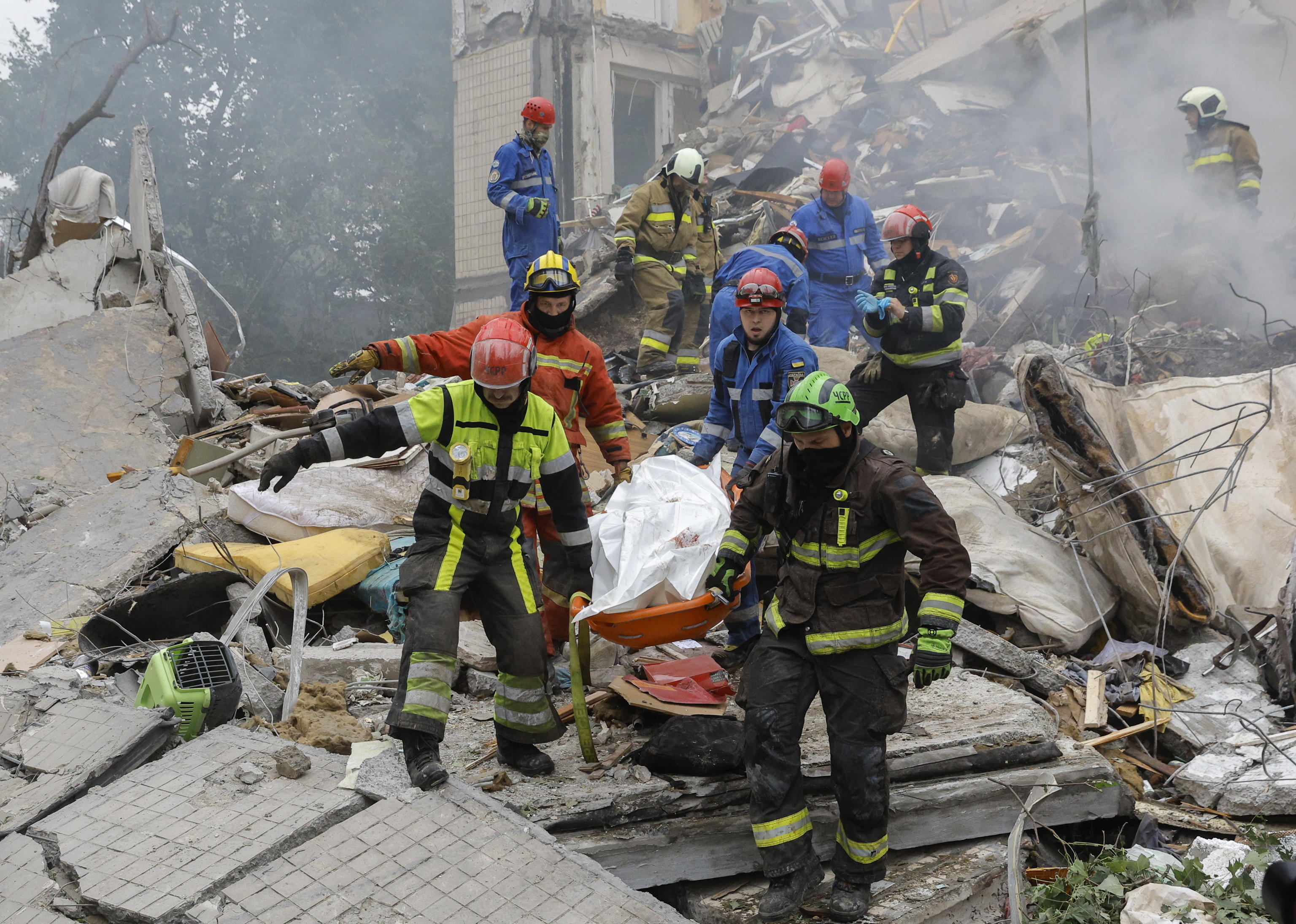 I soccorritori recuperano i corpi delle persone rimaste uccise nell'attacco notturno di Mosca contro Kiev