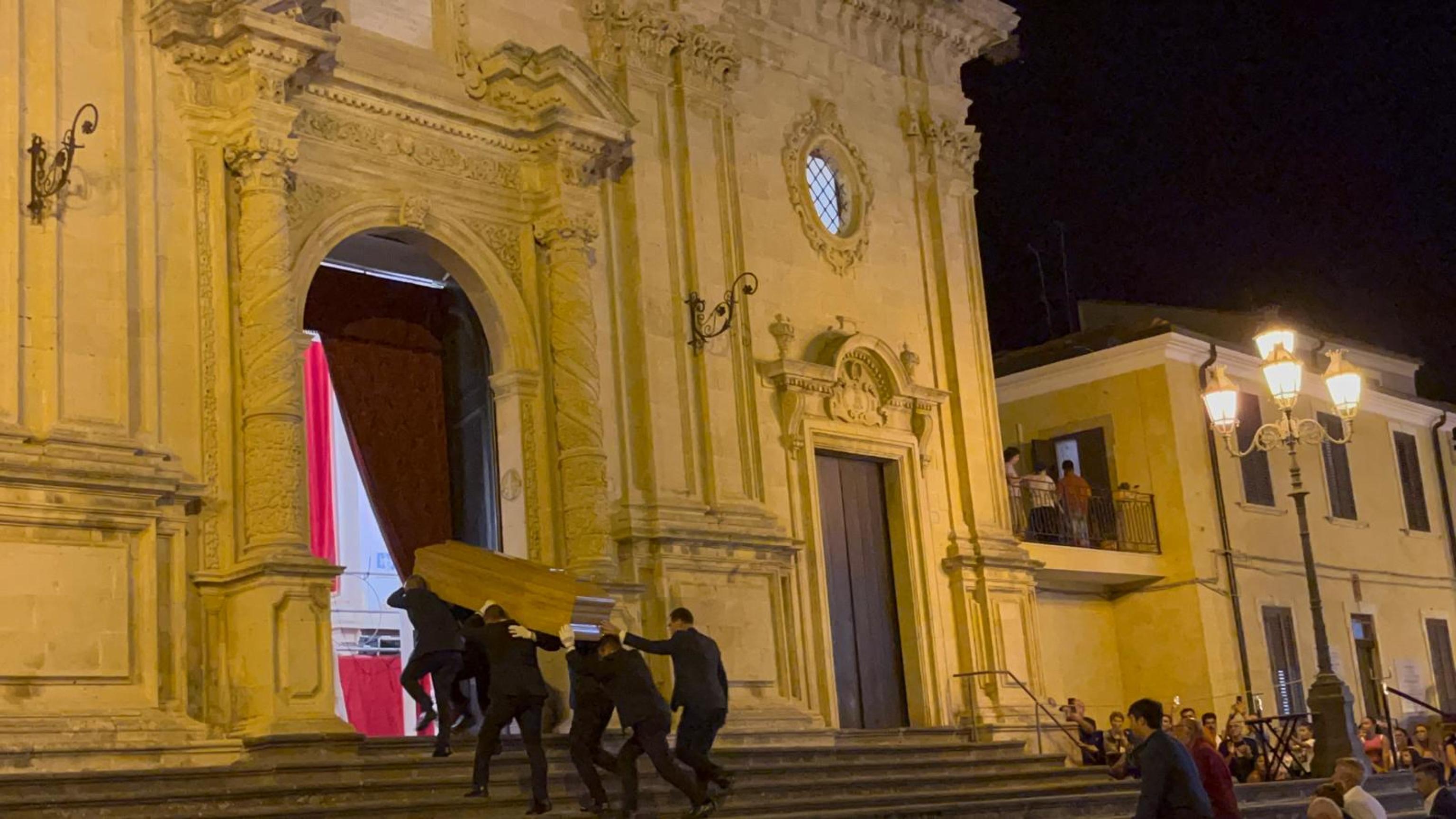 L'arrivo del feretro di Pippo Baudo nella chiesa dove si terranno i funerali