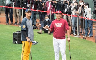 1218141639 TAOYUAN, TAIWAN - APRIL 11: Manager Chang-Jung,Ciu (L) of CTBC Brothers and Manager Tseng,Hao-Chu (R) of Rakuten Monkeys at the courtside prior to the CPBL season opening game between Rakuten Monkeys and CTBC Brothers at Taoyuan International Baseball Stadium on April 11, 2020 in Taoyuan, Taiwan. (Photo by Gene Wang/Getty Images)