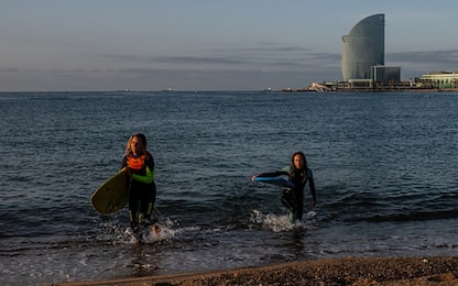 Barcellona, spiagge riaperte per sport individuali