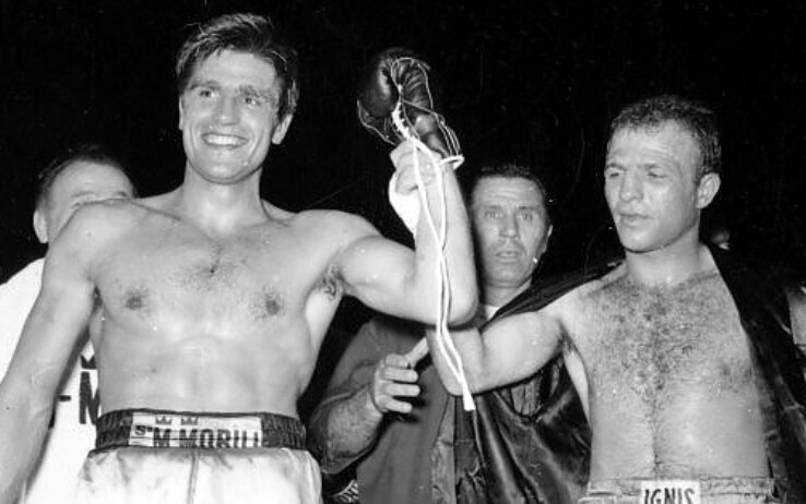 Benvenuti e Mazzinghi (a destra) al termine dell'incontro di Roma del 17 dicembre '65, l'ultimo di una lunghissima rivalità tra i due pugili