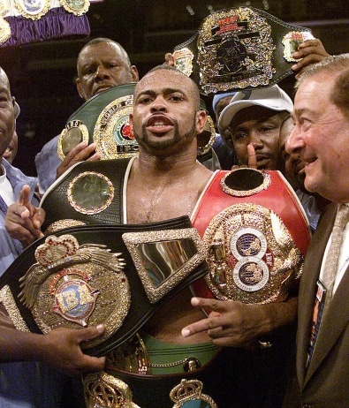 Roy Jones Jr mostra le sue 6 cinture dopo la vittoria con Gonzalez (2001) Roy Jones Jr mostra le sue 6 cinture dopo la vittoria con Gonzalez (2001)