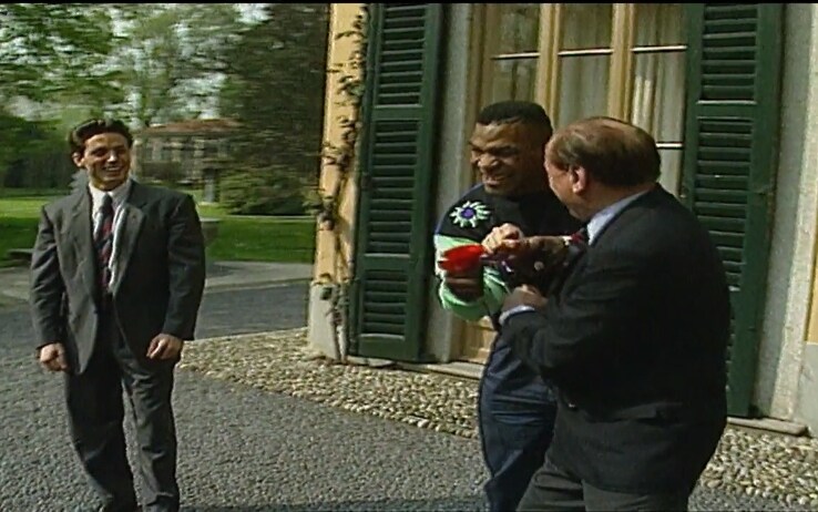 Berlusconi scherza con Tyson sotto lo sguardo divertito del figlio Piersilvio Berlusconi scherza con Tyson sotto lo sguardo divertito del figlio Piersilvio