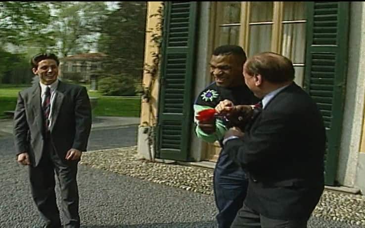Berlusconi scherza con Tyson sotto lo sguardo divertito del figlio Piersilvio