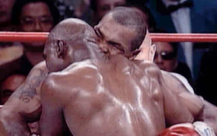 Il morso di Tyson all'orecchio di Holyfield nel 1997