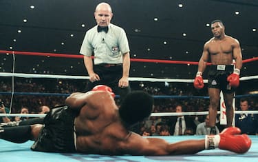 Las Vegas, UNITED STATES:  (FILES) A file picture taken 22 November 1986 in Las Vegas shows Mike Tyson (R) during his fight against heavyweight champion Trevor Berbick to become the youngest heavyweight world champion in history. Twenty years after, the "Baddest Man on the Planet" is aging as badly as any boxing cautionary tale.  AFP PHOTO  (Photo credit should read -/AFP via Getty Images)