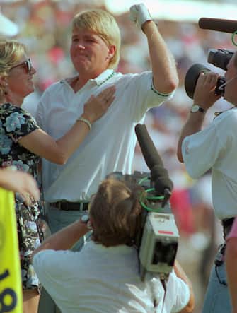 (Original Caption) Carmel, Ind.: PGA Champion John Daly and fiance Betty Fulton celebrate on the 18th green after Daly won the 73rd PGA Championship at Crooked Stick Country Club. Daly picked up $230,000 for his first major win.