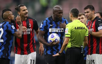 MILAN, ITALY - OCTOBER 17: Romelu Lukaku and Arturo Vidal of Internazionale lead the protests to referee Maurizio Mariani as Alessio Romagnoli and Zlatan Ibrahimovic make their opinion heard, after he reversed his decision to award a penalty to Internazionale following a consultation with the VAR during the Serie A match between FC Internazionale and AC Milan at Stadio Giuseppe Meazza on October 17, 2020 in Milan, Italy. (Photo by Jonathan Moscrop/Getty Images)