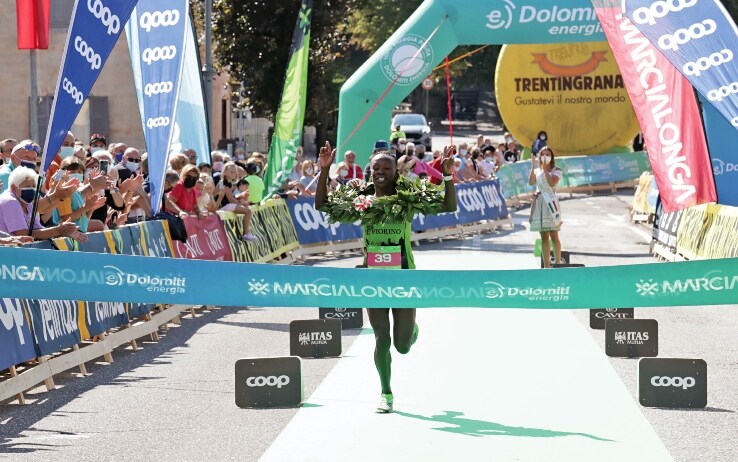 L'arrivo al traguardo di Veronicah Maina (1h27’27”) Marcialonga