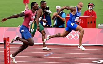TOPSHOT - (R-L) Italy's Lamont Marcell Jacobs, South Africa's Akani Simbine and USA's Fred Kerley compete in the men's 100m final during the Tokyo 2020 Olympic Games at the Olympic Stadium in Tokyo on August 1, 2021. (Photo by Anne-Christine POUJOULAT / AFP) (Photo by ANNE-CHRISTINE POUJOULAT/AFP via Getty Images)