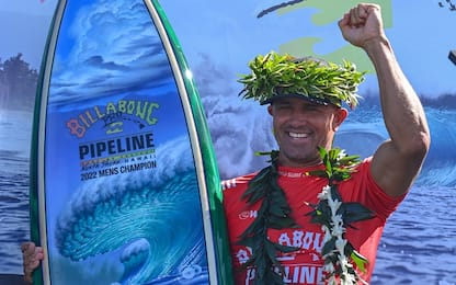 Infinito Kelly Slater, vince a Pipeline a 50 anni