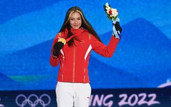 18 February 2022, China, Zhangjiakou: Olympics, ski freestyle, halfpipe, women, award ceremony, first-placed Eileen Gu from China celebrates on the podium. Photo: Angelika Warmuth/dpa