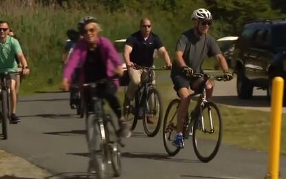 USA, il presidente Biden cade dalla bici. VIDEO