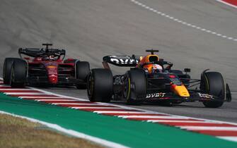 USA FORMULA ONE GRAND PRIX epa10261883 Dutch Formula one drider Max Verstappen of Red Bull Racing (R) and Monaco's Charles Leclerc of Scuderia Ferrari (L) during the United States Formula One Grand Prix at the Circuit of The Americas in Austin, Texas, USA, 23 October 2022. EPA/GREG NASH
