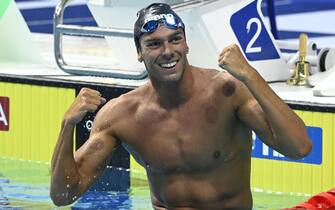 epa10033738 Gregorio Paltrinieri of Italy celebrates after winning the menâ  s 1500m freestyle final of the 19th FINA World Championships in Duna Arena in Budapest, Hungary, 25 June 2022.  EPA/Tamas Kovacs HUNGARY OUT