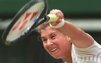 WIM12-19980701-WIMBLEDON, UNITED KINGDOM: Power serve from former world number 1 Monica Seles during her ladies singles quarter final match against Natasha Zvereva of Belarus on Court 1 at the Wimbledon Tennis Championships Wednesday 01 JUL 1998.   Seles was ousted from the tournament with a 6-7, 2-6 defeat. EPA PHOTO/PASCAL PAVANI/MB/MPC