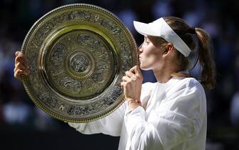 epaselect epa10061886 Elena Rybakina of Kazakhstan poses with the trophy after winning the women's final match against Ons Jabeur of Tunisia at the Wimbledon Championships, in Wimbledon, Britain, 09 July 2022.  EPA/TOLGA AKMEN   EDITORIAL USE ONLY