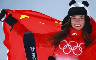 epa09767956 Gold medalist Ailing Eileen Gu of China poses for photographs during the flower ceremony at the conclusion of the Women's Freestyle Skiing Halfpipe final at the Zhangjiakou Genting Snow Park at the Beijing 2022 Olympic Games, Beijing municipality, China, 18 February 2022.  EPA/DIEGO AZUBEL