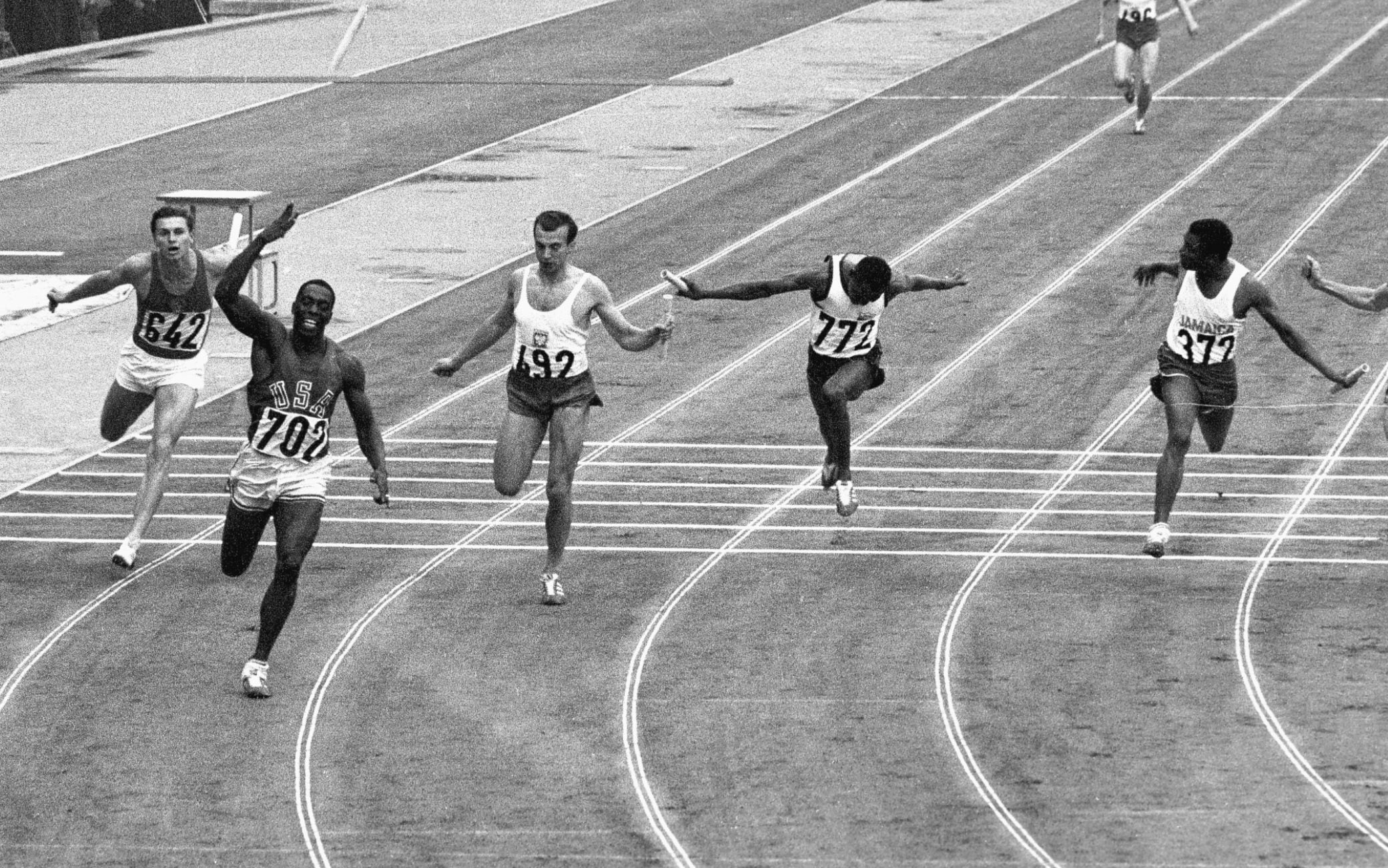 Bob Hayes conduce gli USA alla vittoria nella staffetta 4x100 (Getty) Bob Hayes conduce gli USA alla vittoria nella staffetta 4x100 (Getty)
