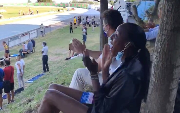 L'esultanza di Fiona May in tribuna dopo il 6,80 della figlia