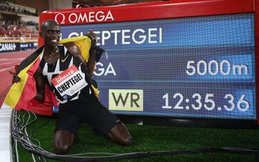 Cheptegei batte il record mondiale dei 5000 metri 