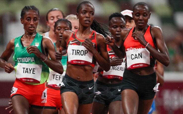 Agnes Tirop durante la gara dei 5.000 metri alle Olimpiadi di Tokyo: è arrivata quarta al traguardo
