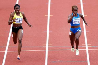 EUGENE, OREGON - JULY 16: Joella Lloyd of Team Antigua and Barbuda and Zaynab Dosso of Team Italy compete in the Womenâ  s 100 Meter heats on day two of the World Athletics Championships Oregon22 at Hayward Field on July 16, 2022 in Eugene, Oregon. (Photo by Steph Chambers/Getty Images)