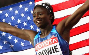 epa06129318 Tori Bowie of the USA celebrates after winning the women's 100m final at the London 2017 IAAF World Championships in London, Britain, 06 August 2017.  EPA/SRDJAN SUKI