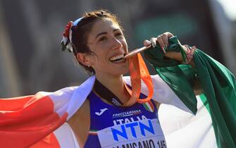 epa10808818 Bronze medalist Antonella Palmisano of Italy bites on her medal during the medal ceremony for the women's 20km Race Walk of the World Athletics Championships in Budapest, Hungary, 20 August 2023.  EPA/Istvan Derencsenyi HUNGARY OUT