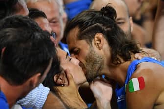 epa10814515 Gianmarco Tamberi (R) of Italy with his wife Chiara (C) celebrates after winning the Men's High Jump final at the World Athletics Championships Budapest, Hungary, 22 August 2023.  EPA/Adam Warzawa  POLAND OUT